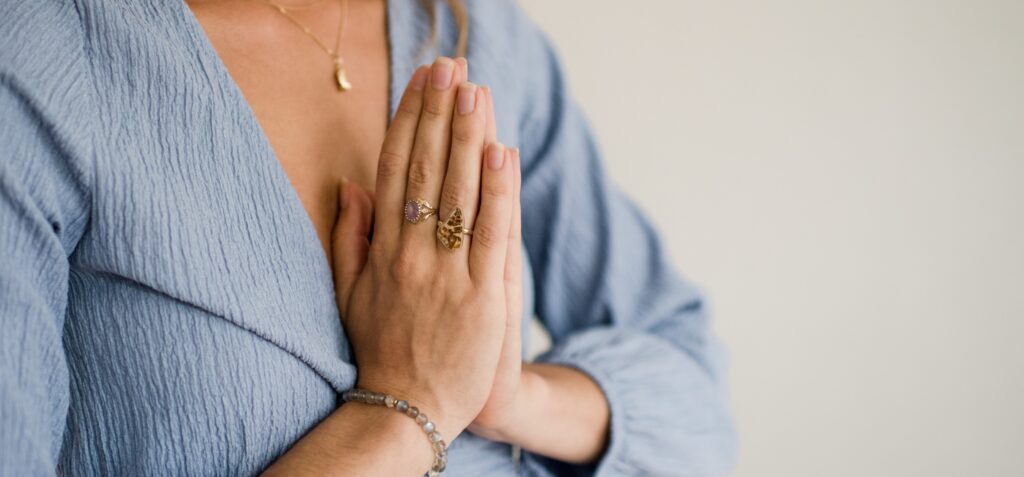 De Nieuwe Yogaschool mediteren namaste anjali mudra DNYS Academie