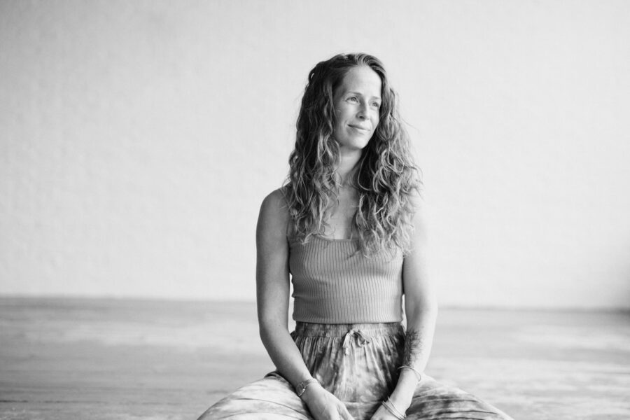 portret van Sanne Krop, leraar bij De Nieuwe Yogaschool in Amsterdam
