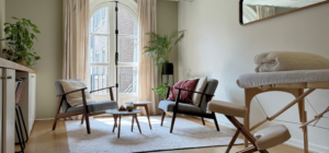 sfeerimpressie van de behandelruimte en praktijkruimte bij De Nieuwe Yogaschool in Amsterdam