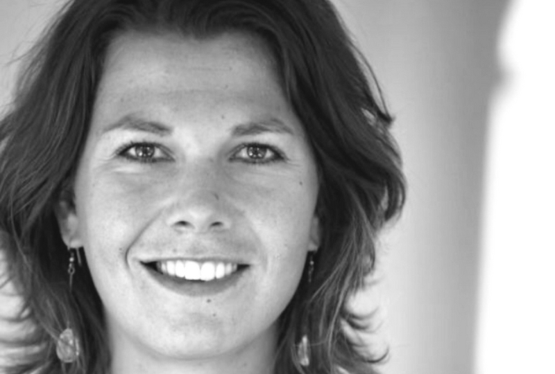 portret van Charlotte Simons die aan de DNYS Academie doceert in diverse yoga opleidingen