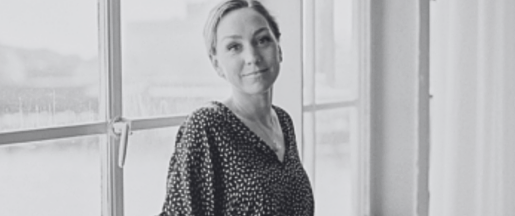 portret van Jentien Keijzer wie een yogadocent is bij de DNYS academie aan de nieuwe yogaschool