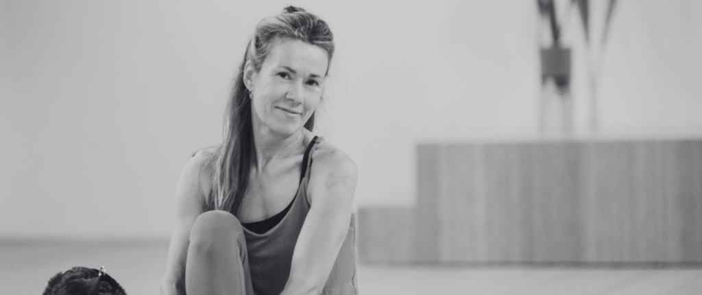 portret van Moena de Jong, yogaleraar en docent aan de nieuwe yogaschool