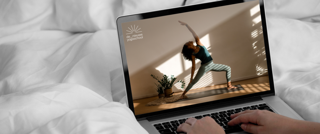De Nieuwe Yogaschool website op laptop