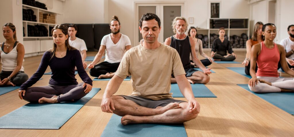 De Nieuwe Yogaschool kleermakerszit mannen Studio 1 DNYS Academie