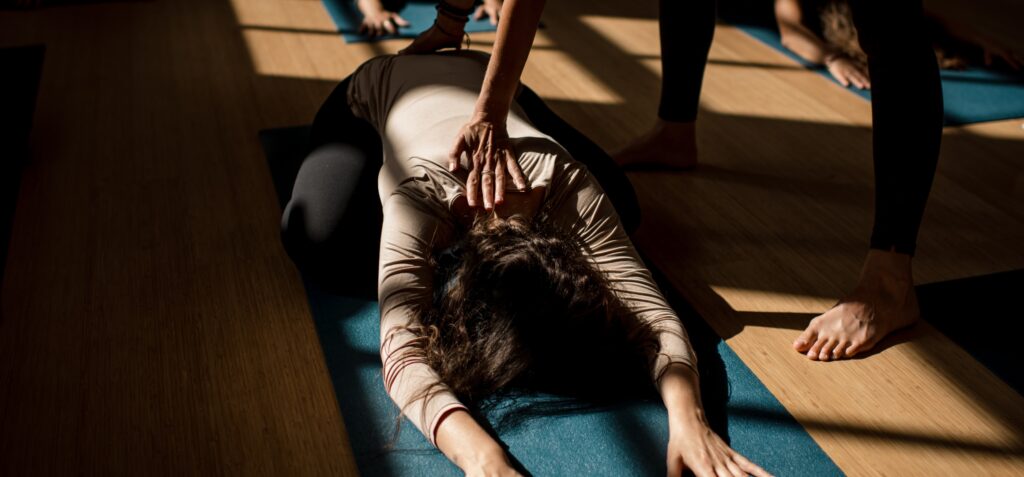 De Nieuwe Yogaschool moon Balasana yin DNYS Academie Amsterdam
