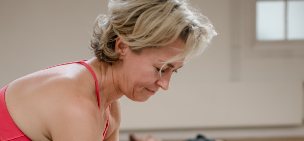 docent gezichtsyoga begeleid student met faceyoga