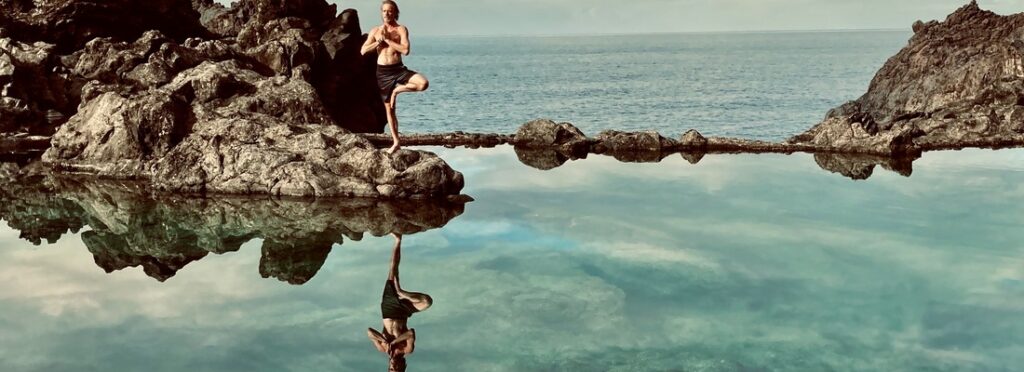 Hoyte in yoga houding tijdens weekend training