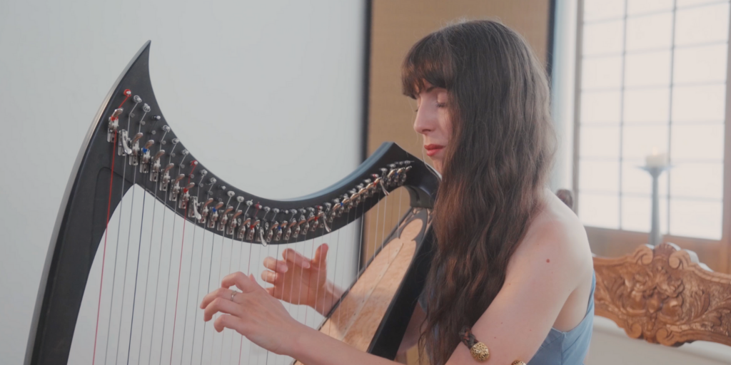 Marjolein playing harp during her harp and cacao workshop