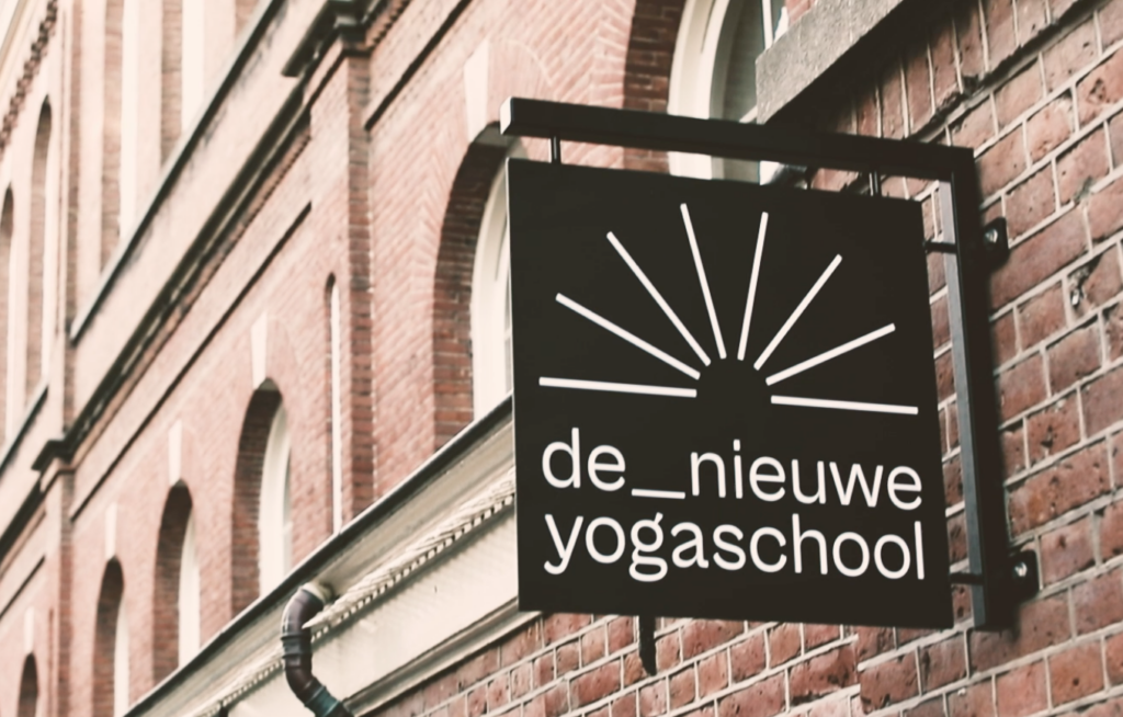 uithangbord met logo bij entree van De Nieuwe Yogaschool aan de Laurierstraat in Amsterdam