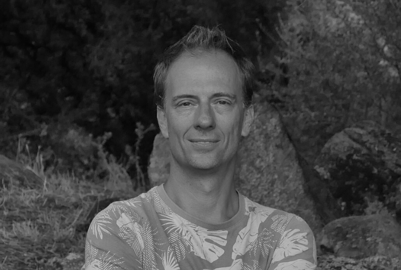 Simon Rowe, vinyasa yoga teacher aan de De Nieuwe Yogaschool