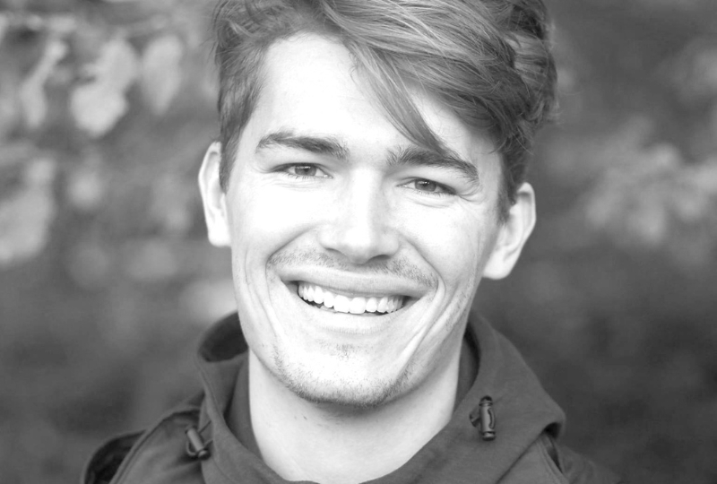portret van Zeeger die als systemisch coach aan de nieuwe yogaschool lesgeeft