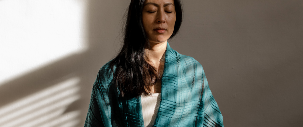 student die oefent met ademwerk in een breathwork course