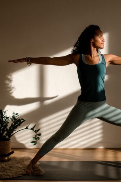 Dame die een yoga pose beoefent in een yogastudio