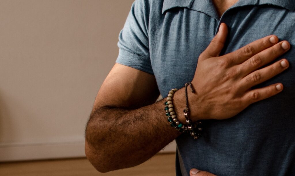 Student die ademwerk doet in de breathwork les bij de Nieuwe Yogaschool