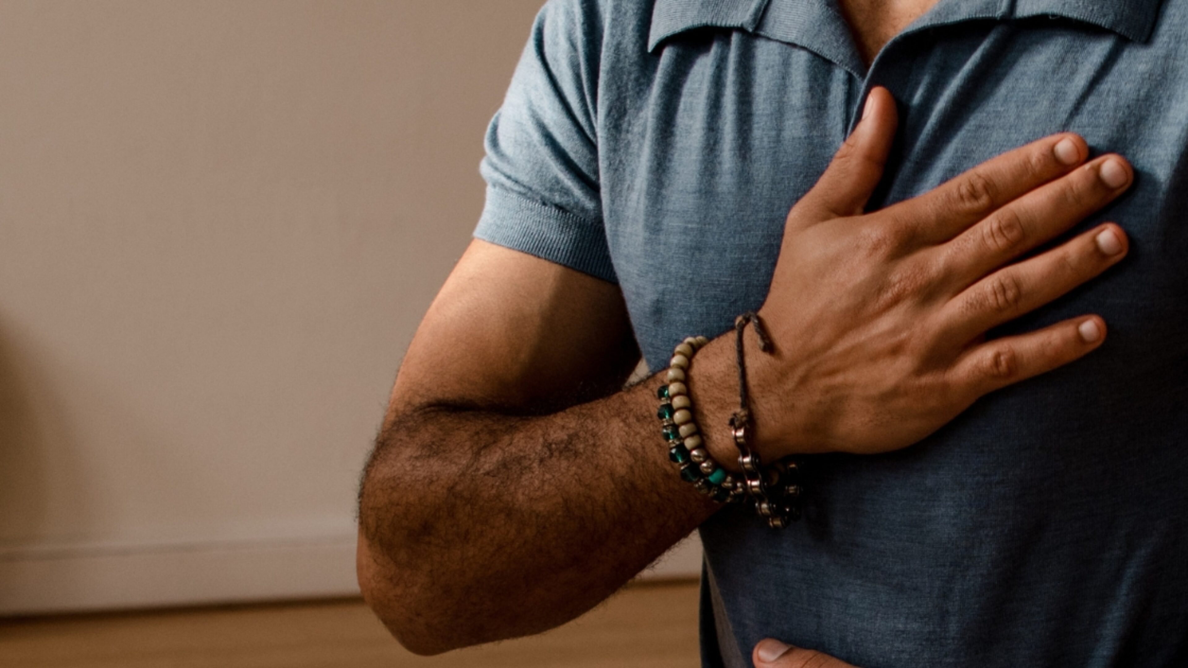 Student die ademwerk doet in de breathwork les bij de Nieuwe Yogaschool
