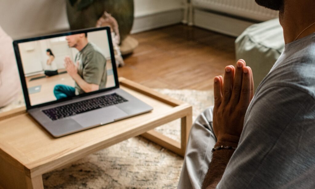 persoon in open houding in de studio van de nieuwe yogaschool