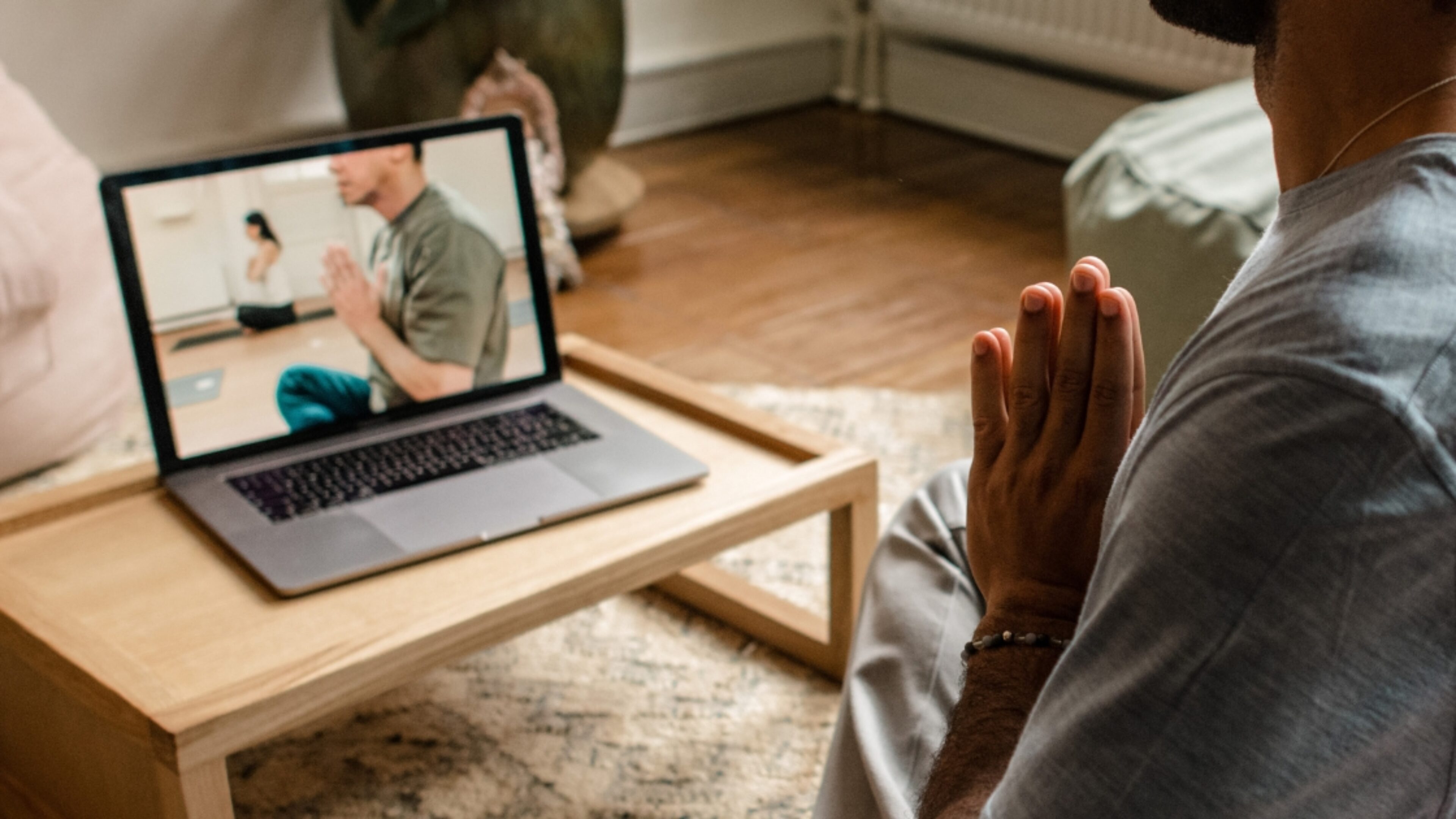 persoon in open houding in de studio van de nieuwe yogaschool