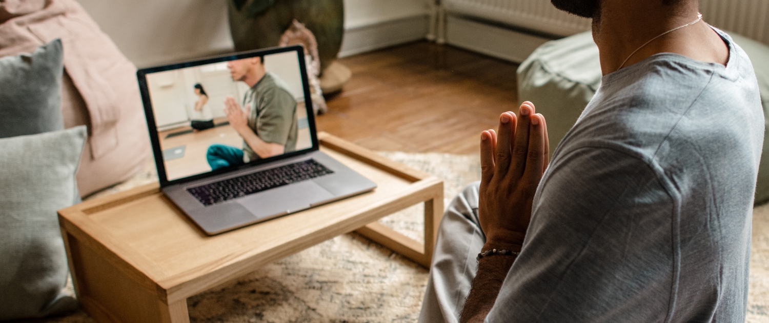 persoon in open houding in de studio van de nieuwe yogaschool