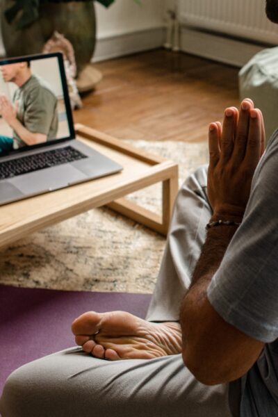 persoon in open houding in de studio van de nieuwe yogaschool