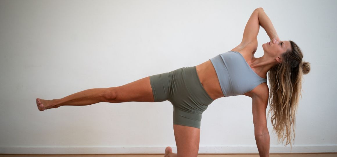 Een student in een core Pilates oefening tijdens de Pilates teacher training