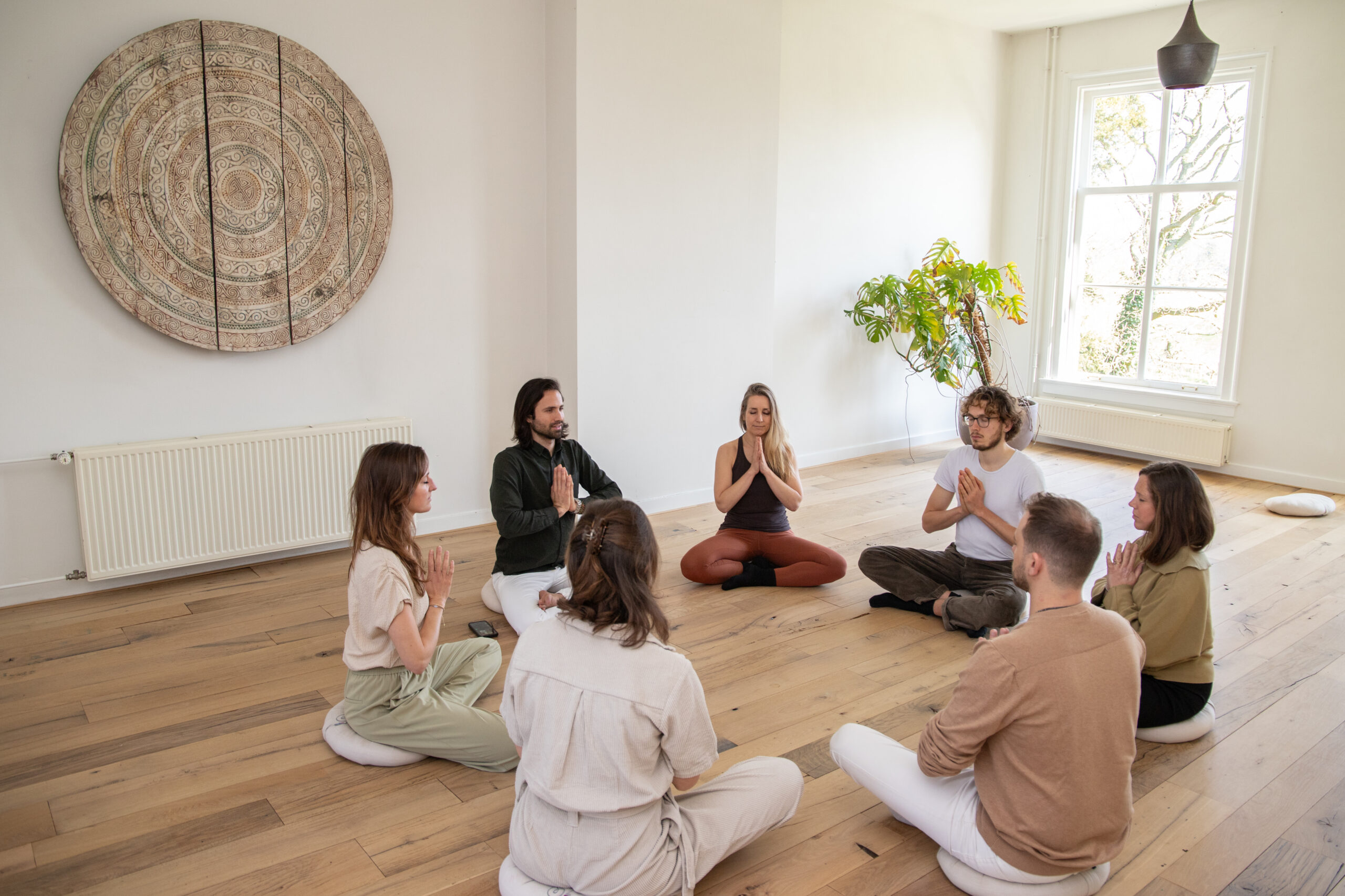 groep die workshop over zenuwstelsel herstel start met een open meditatie