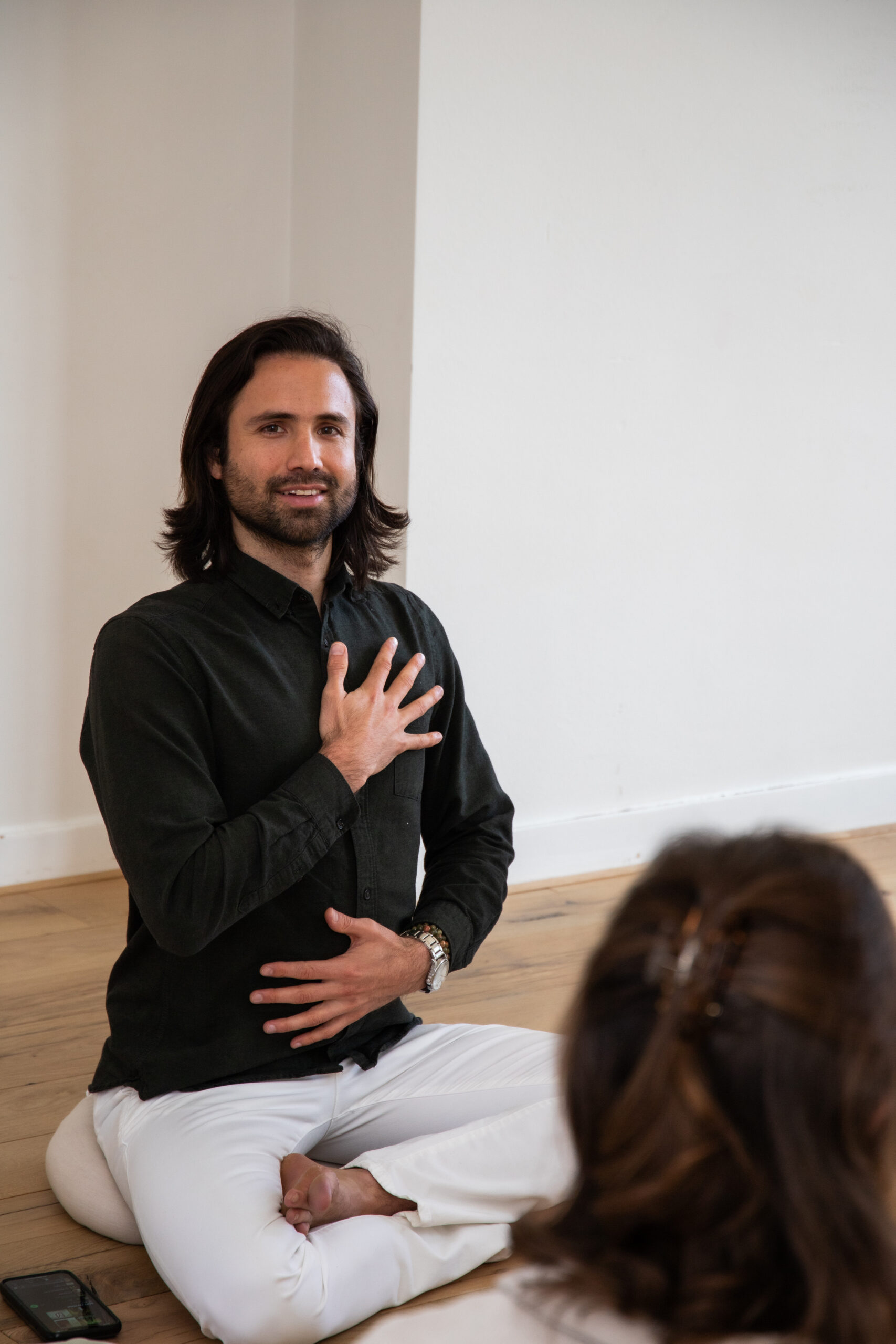 docent legt een hand op zijn hart als oefening voor zenuwstelselregulatie