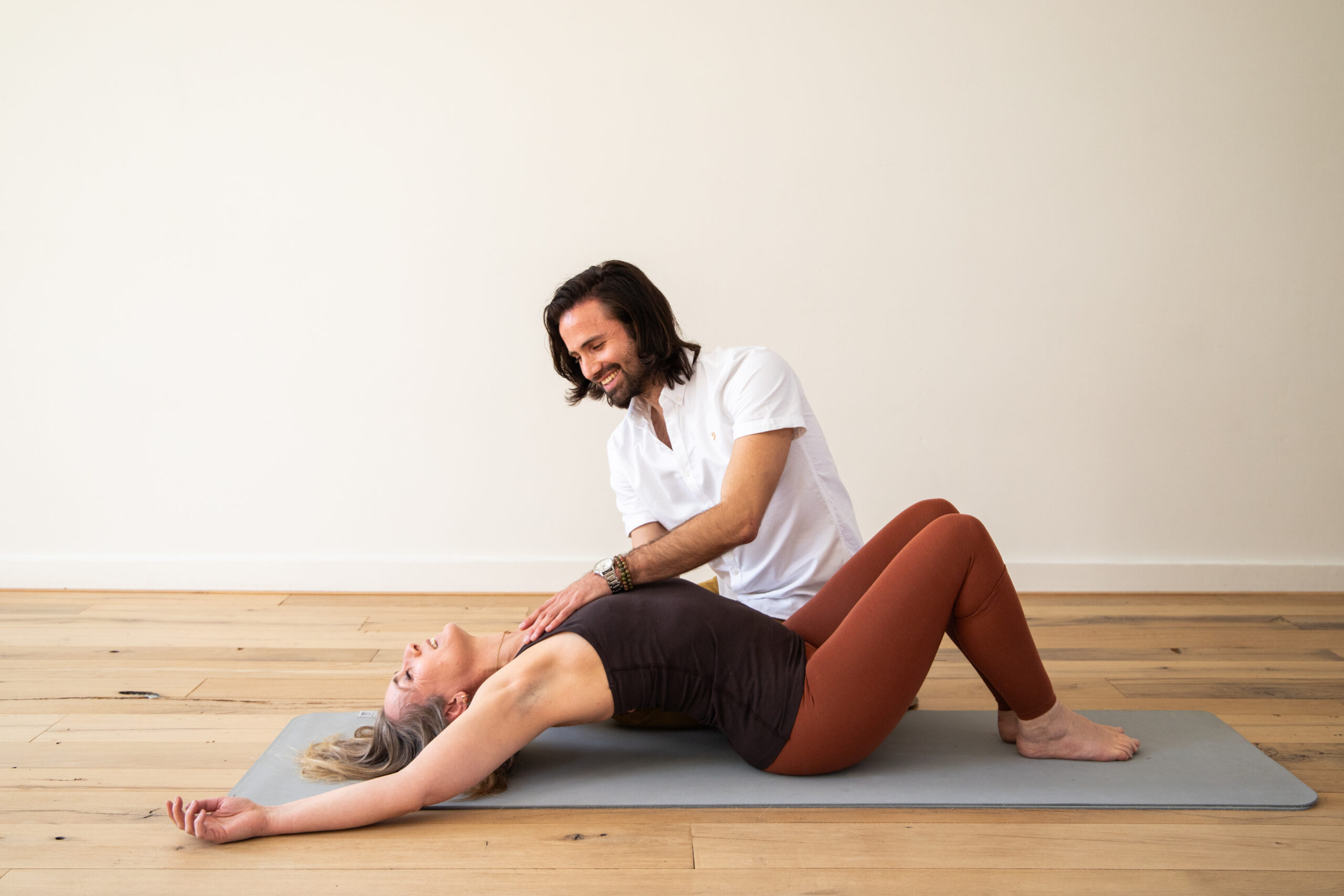 oefening waarbij de docent een deelnemer helpt om hart te openen voor loslaten van spanning
