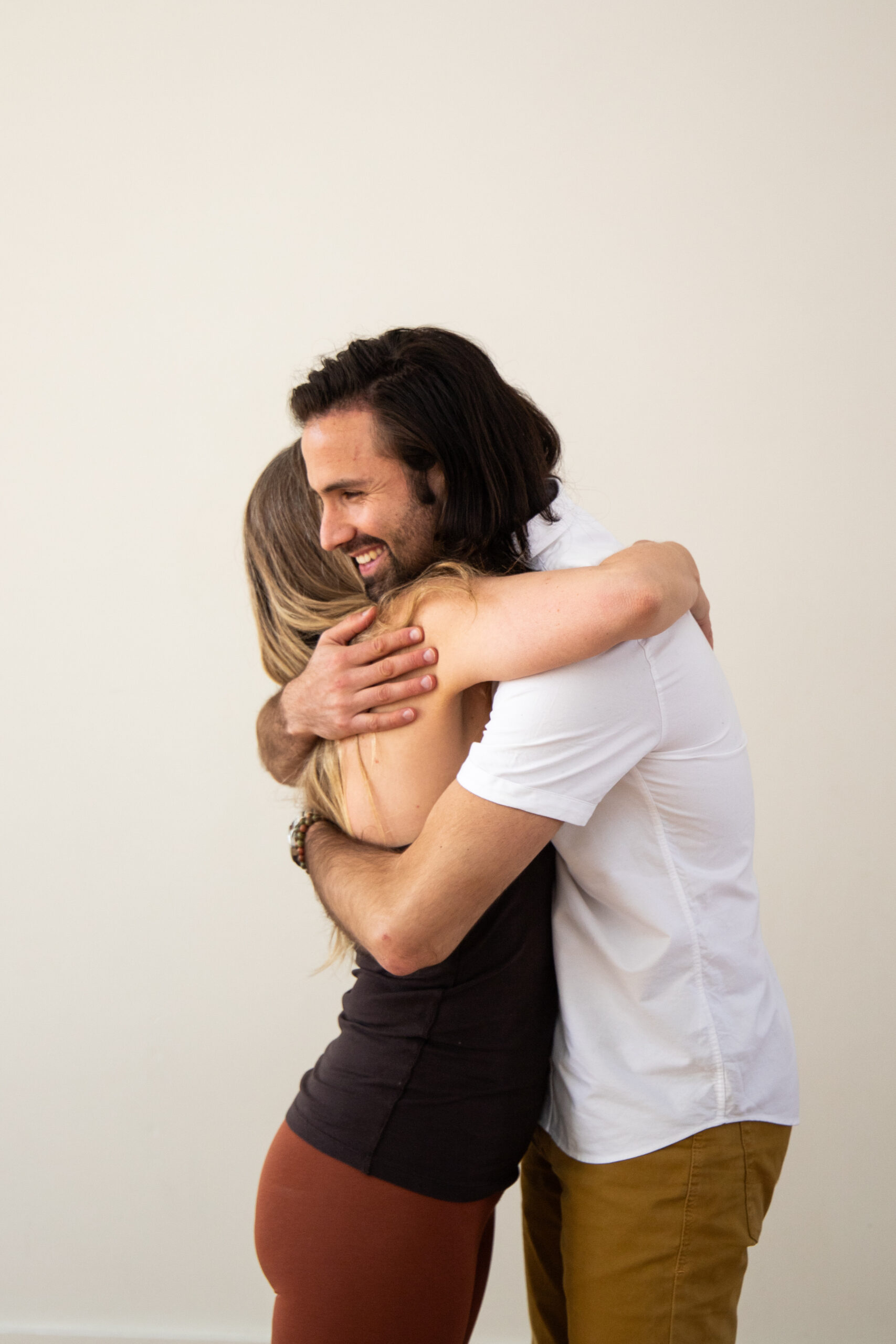 twee deelnemers die elkaar een knuffel geven als oefening voor zenuwstelsel regulatie