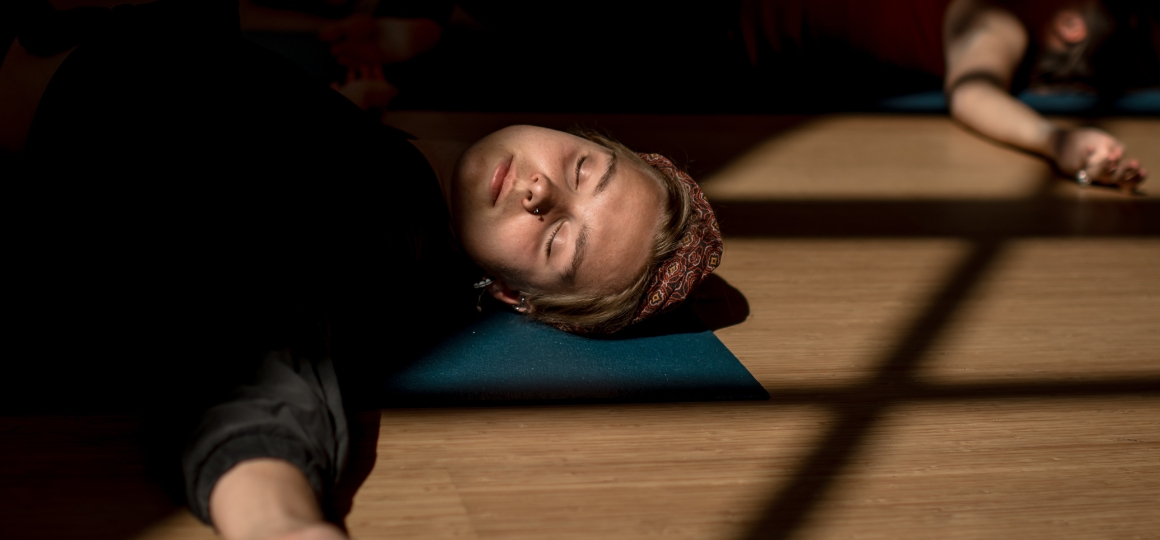 Dark outside bright within campaign De Nieuwe Yogaschool Amsterdam