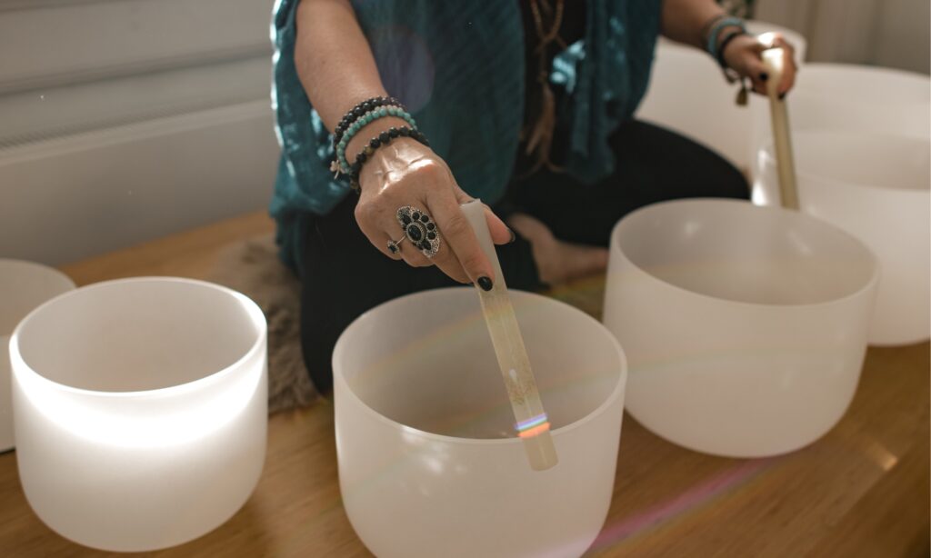 Spaceholder bespeeld kristallen klankschalen