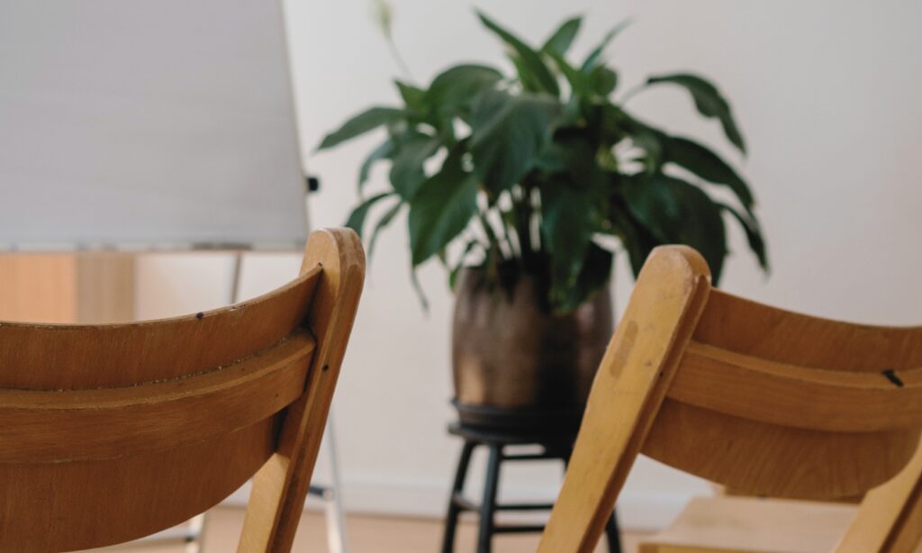 Stoelen en flip-over in de studio van De Nieuwe Yogaschool voor team meetings