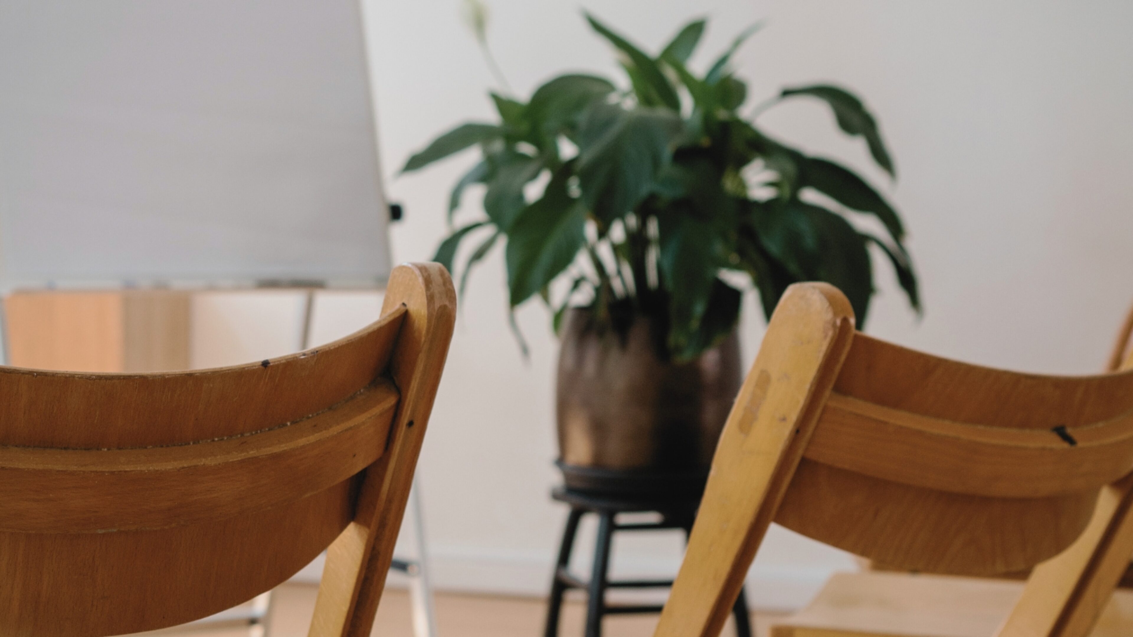 Stoelen en flip-over in de studio van De Nieuwe Yogaschool voor team meetings