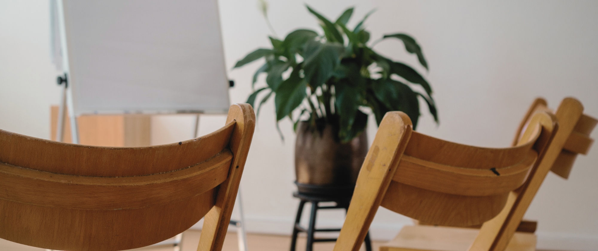Stoelen en flip-over in de studio van De Nieuwe Yogaschool voor team meetings