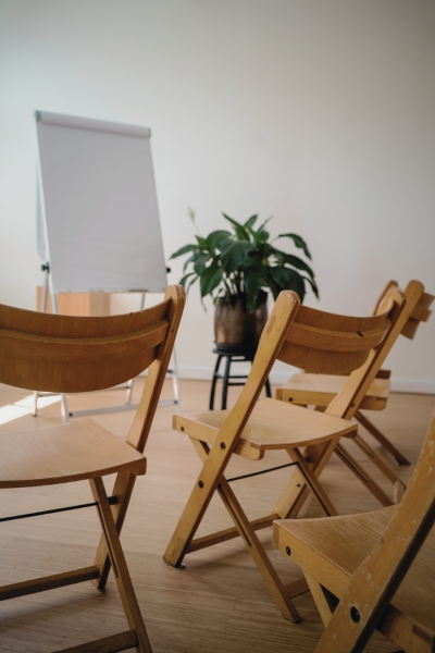 Stoelen en flip-over in de studio van De Nieuwe Yogaschool voor team meetings