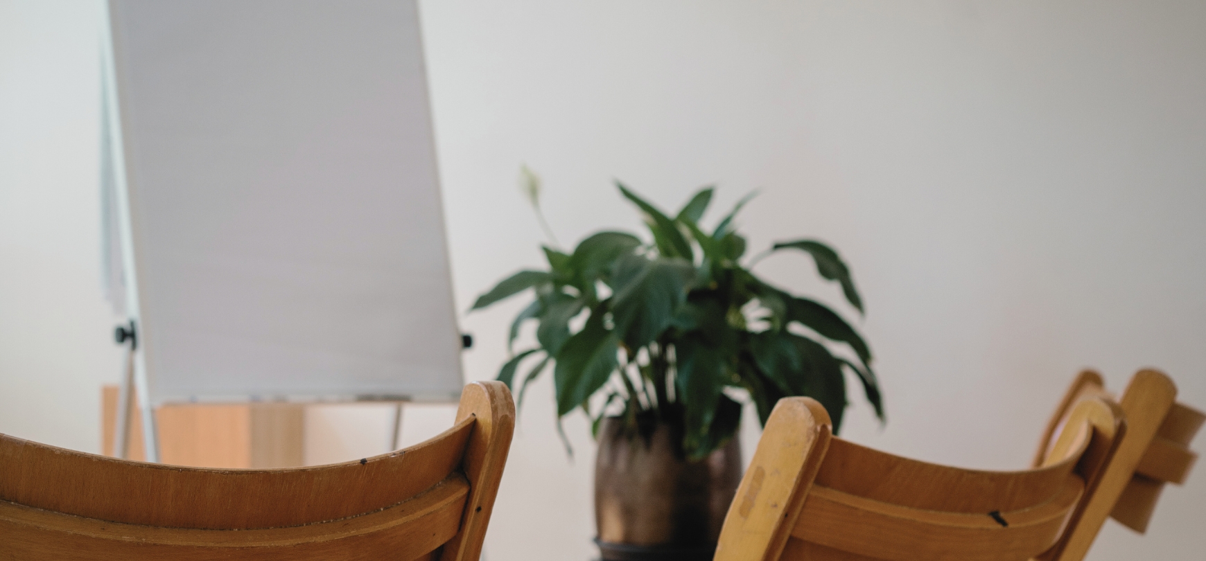 Stoelen en flip-over in de studio van De Nieuwe Yogaschool voor team meetings