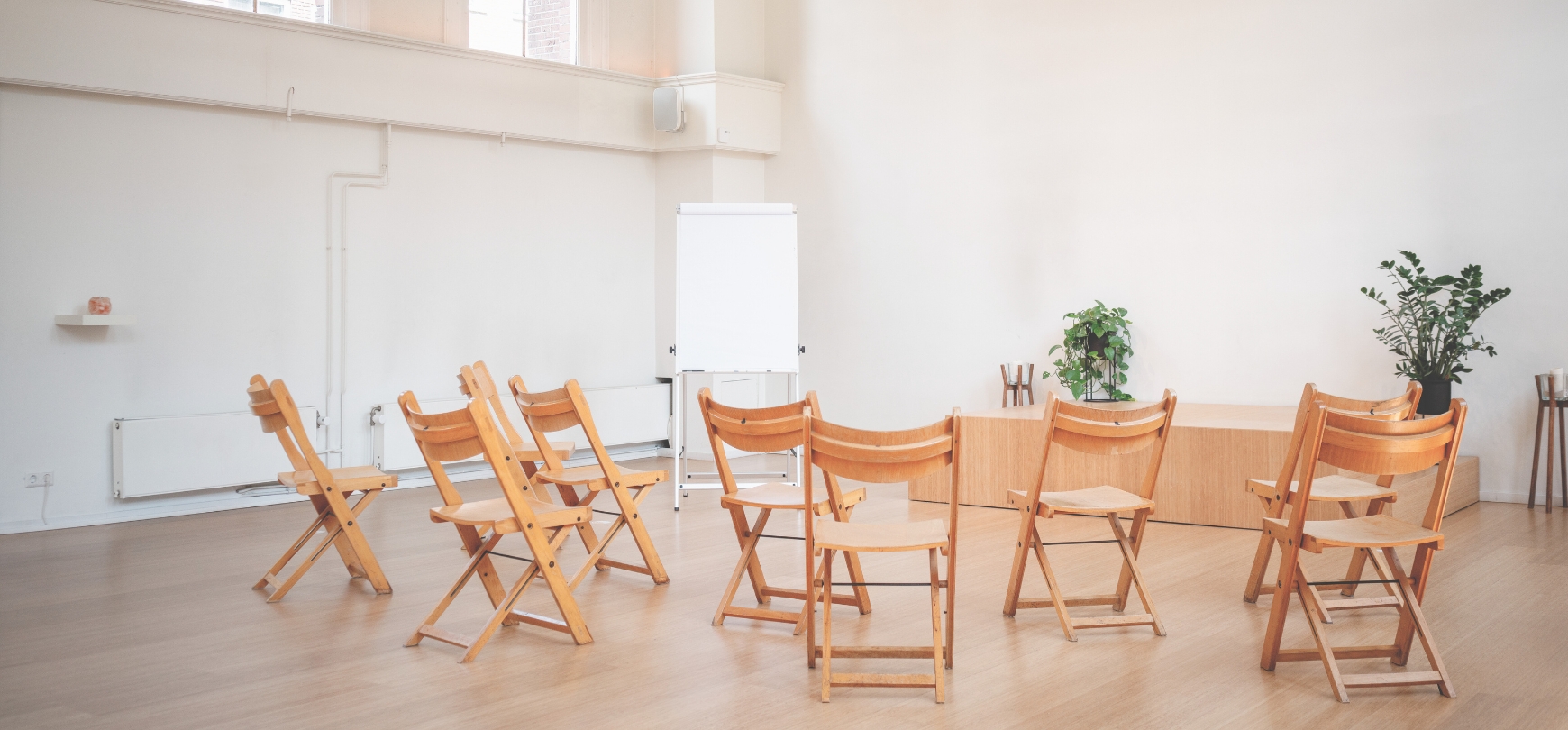 Stoelen en flip-over in de studio van De Nieuwe Yogaschool voor team meetings