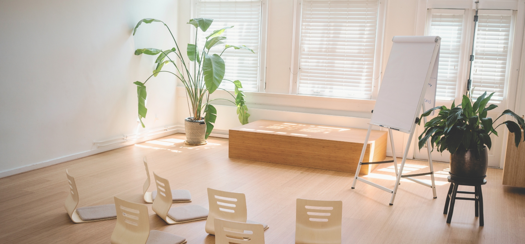 Stoelen en flip-over in de studio van De Nieuwe Yogaschool voor team meetings