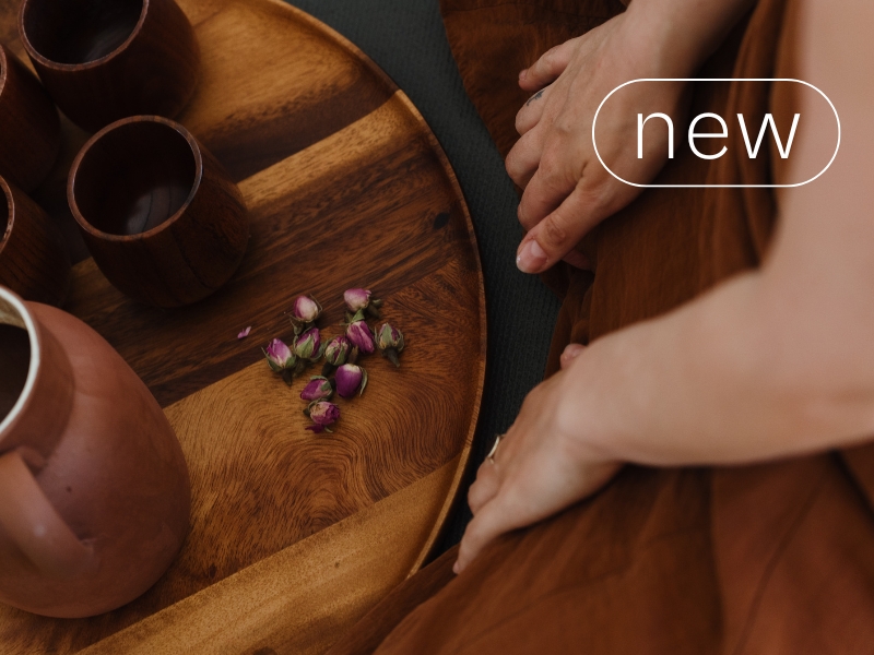 Facilitator serving cacao during the Cacao & Microdose Facilitator Training from DNYS Academie