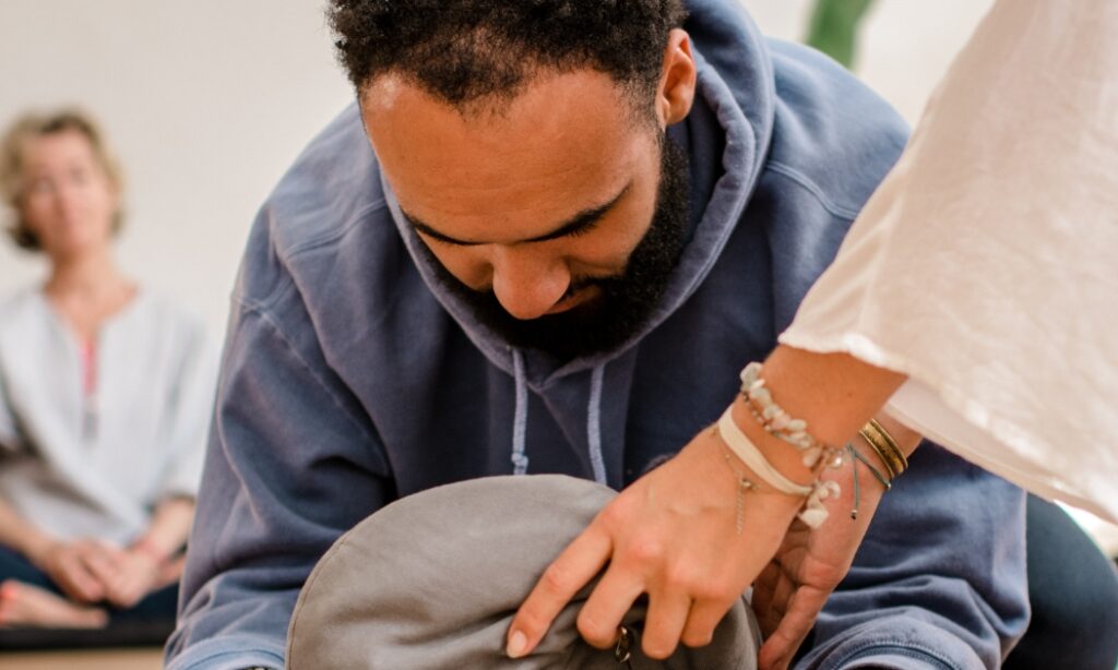 yoga oefening met ondersteuning om het jaar zacht te beginnen met voordelige memberships van De Nieuwe Yogaschool