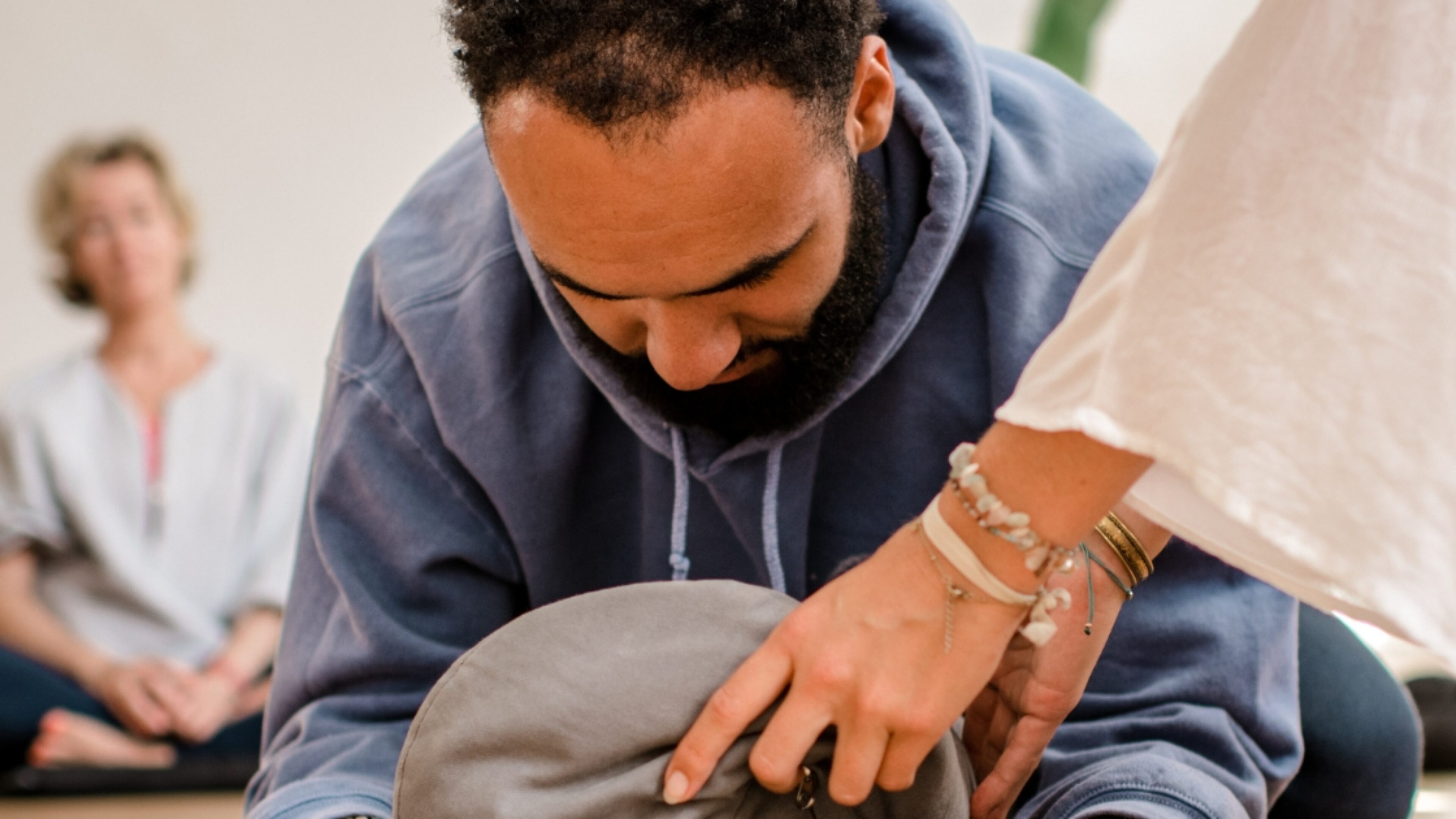 yoga oefening met ondersteuning om het jaar zacht te beginnen met voordelige memberships van De Nieuwe Yogaschool