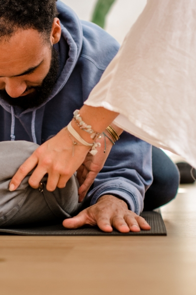 yoga oefening met ondersteuning om het jaar zacht te beginnen met voordelige memberships van De Nieuwe Yogaschool