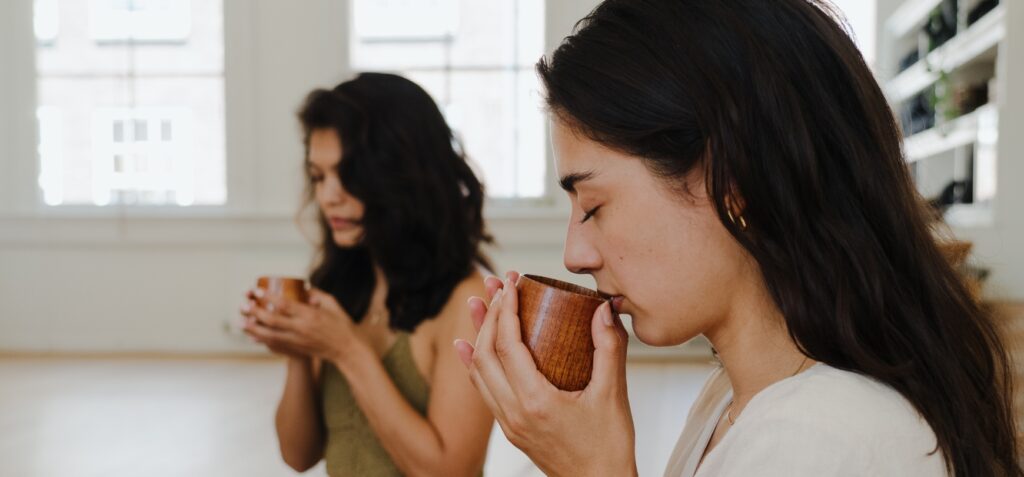 Groep vrouwen tijdens Cacao Women's Ceremony bij De Nieuwe Yogaschool