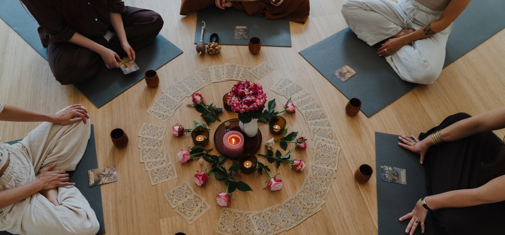 Groep vrouwen tijdens Cacao Women's Ceremony bij De Nieuwe Yogaschool