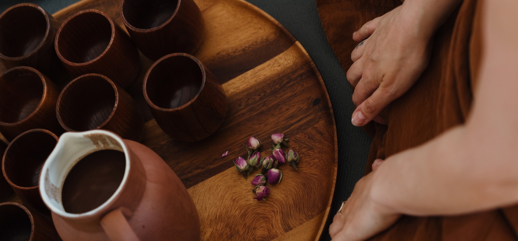 Dienblad met cacao en rozen tijdens Cacao Women's Ceremony bij De Nieuwe Yogaschool