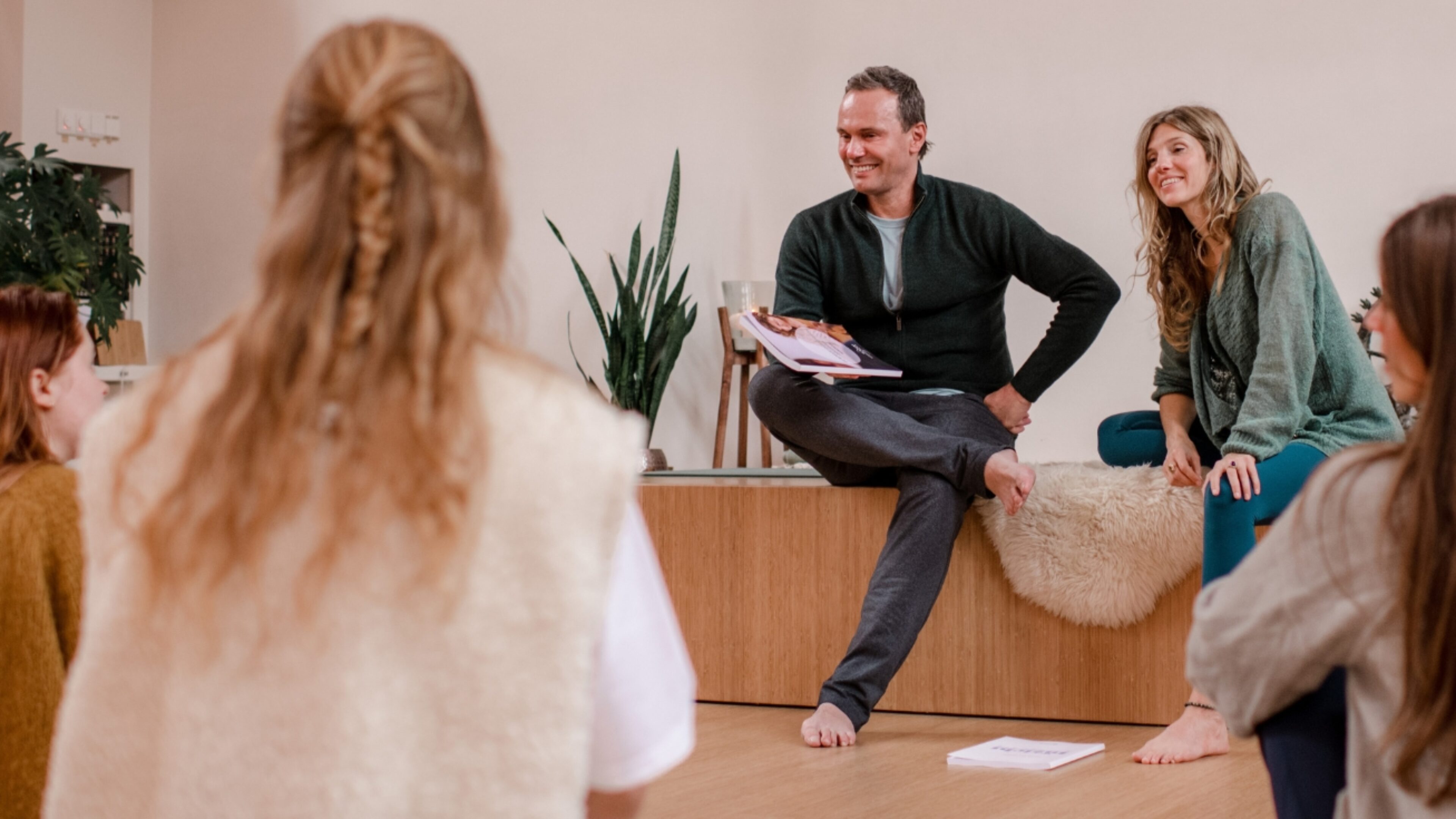 Studenten in gesprek met Johan Noorloos en Mariken Hogenhout tijdens de DNYS Academie open avond