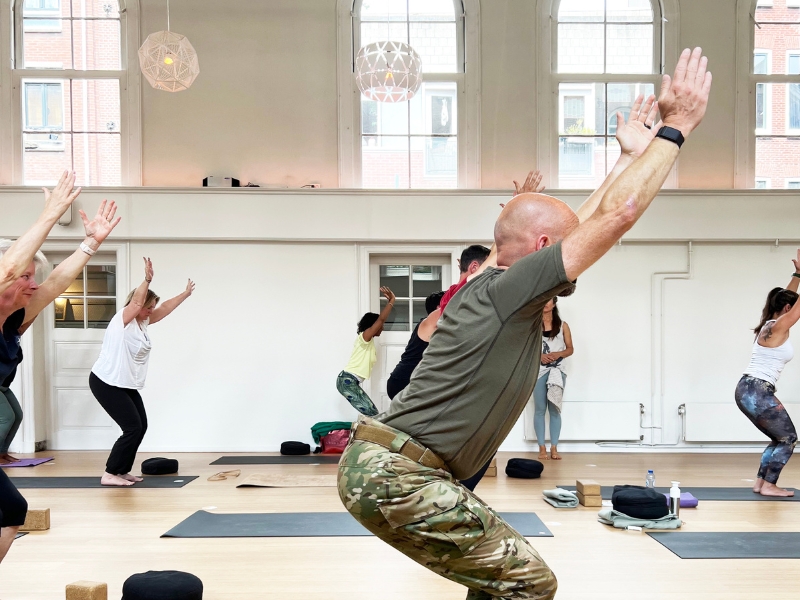 Militairen die yoga beoefenen in de ruime lichte studio van De Nieuwe Yogaschool