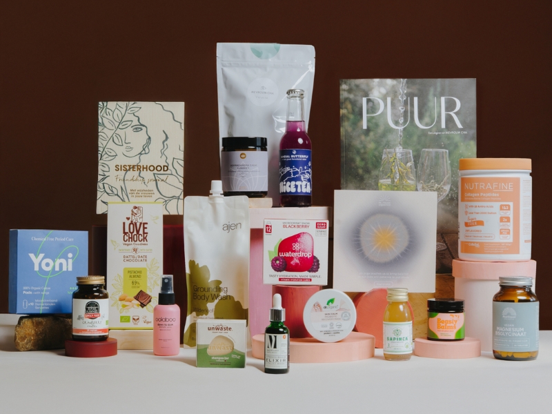 Producten van de Holistik box in samenwerking met De Nieuwe Yogaschool