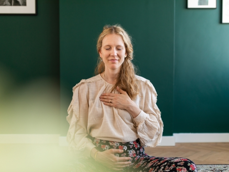 Zwangere vrouw die een yoga oefening aan het doen is van House of Balance bij De Nieuwe Yogaschool