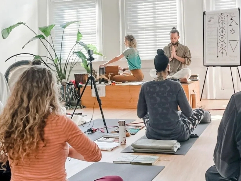 Studenten die een les aan het volgen zijn van de Kundalini Yoga School in de studio van De Nieuwe Yogaschool