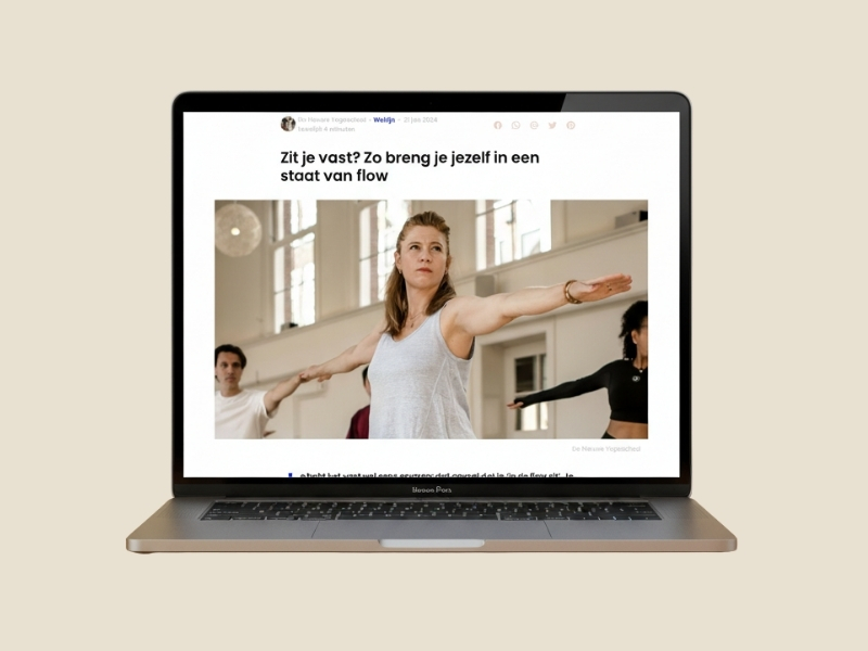 Laptop met een artikel van De Nieuwe Yogaschool op de Bedrock website